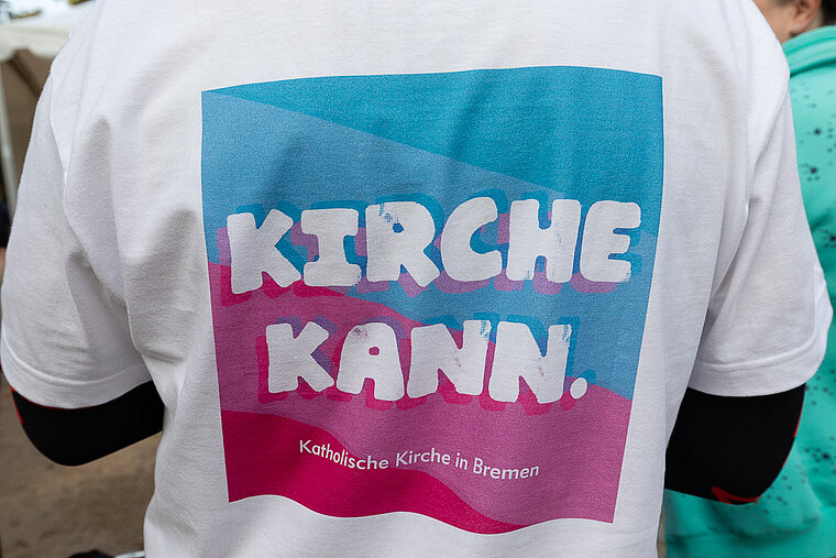 Foto von der Rückseite eines T-Shirts.