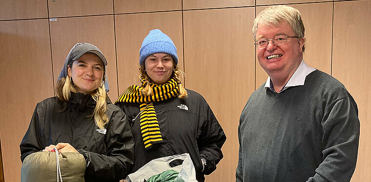 Pfarrer Josef Fleddermann und zwei Streetworkerinnen der Inneren Mission