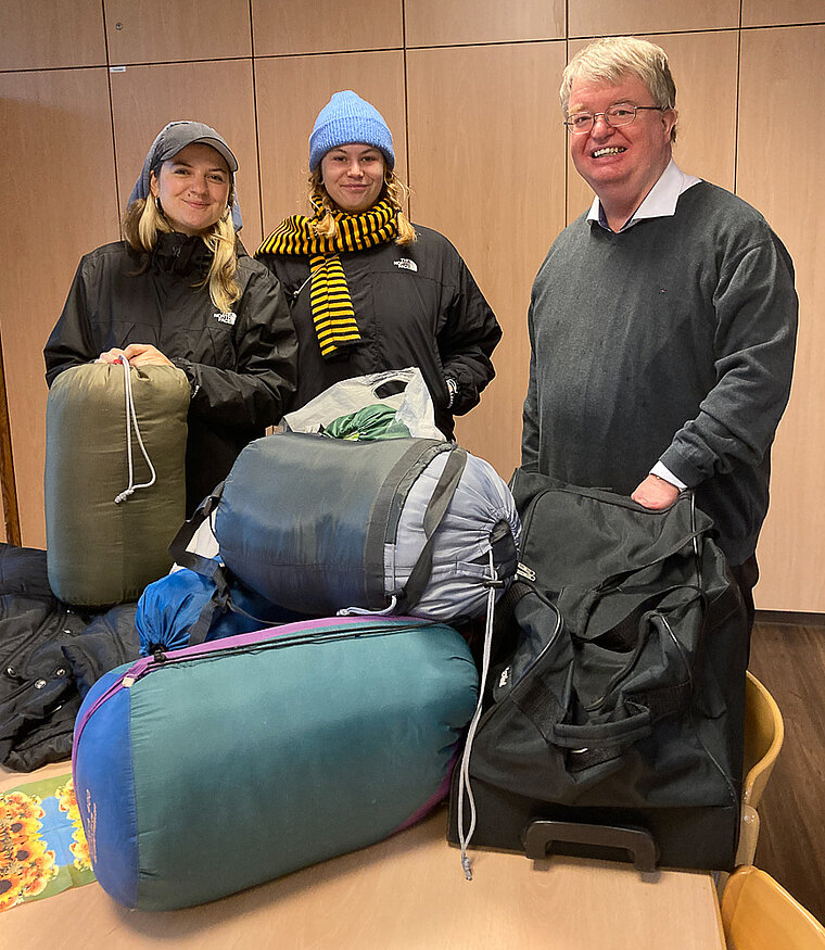 Pfarrer Josef Fleddermann und zwei Streetworkerinnen der Inneren Mission