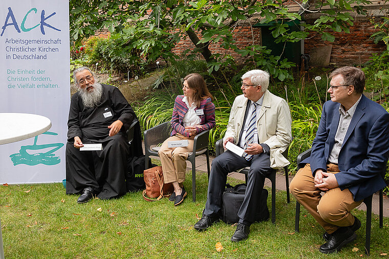 Gruppenbild mit (von links) Erzpriester Miron, Kirsten Locker, Bernd Kuschnerus und Wolfgang Lucht.