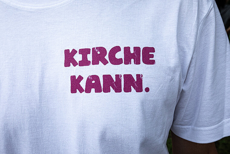 Ausschnitt-Aufnahme des T-Shirts von vorne.