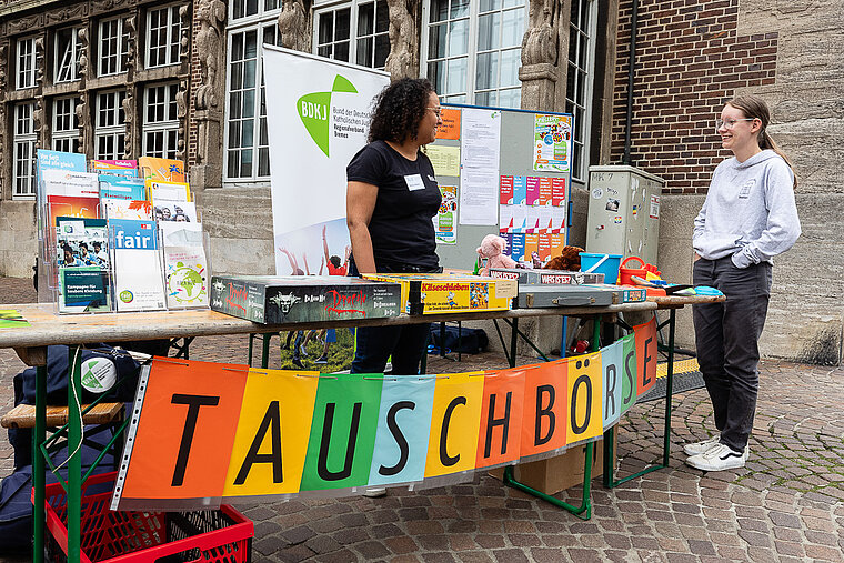 Foto vom Stand der Spielzeug-Tauschbörse des BDKJ