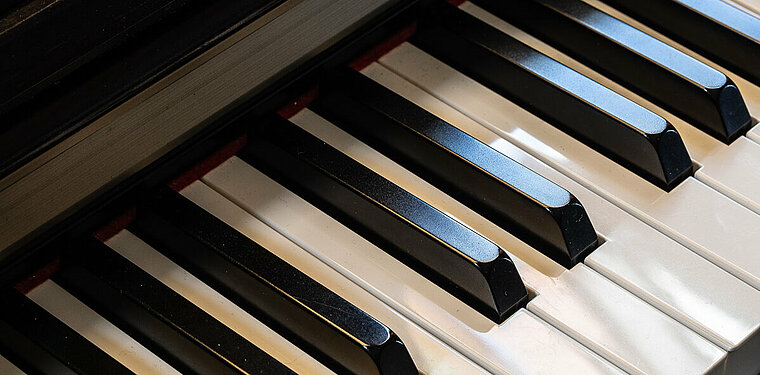 Symbolbild mit Klaviertasten