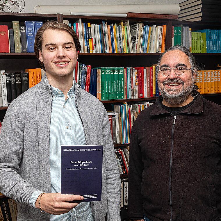 Schüler Julian Thompson und Geschichtslehrer Oliver Rosteck