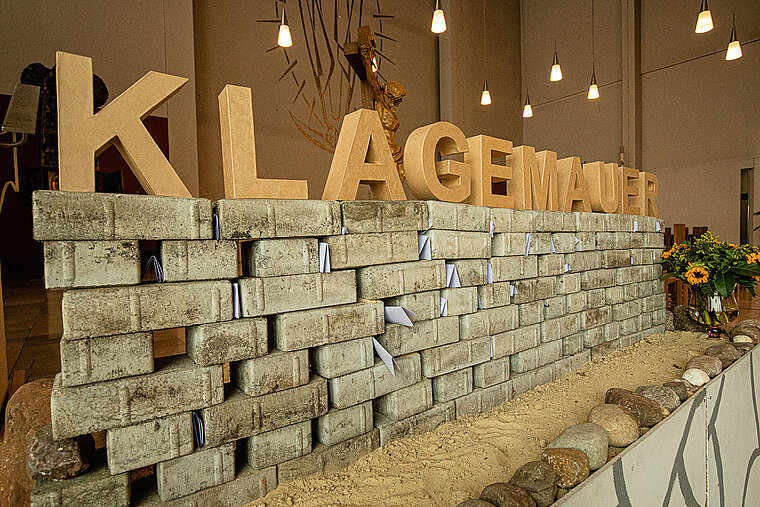 Bild von der Klagemauer mit Gebetszetteln in der St. Marien-Kirche in Walle